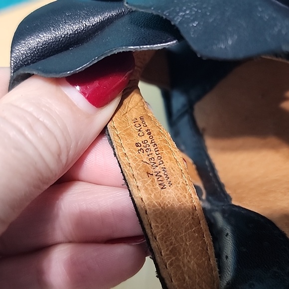BORN Flower Black Leather Sandals, Size 7 - Picture 8 of 10